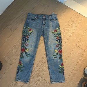 Great fun jeans with floral design along the leg